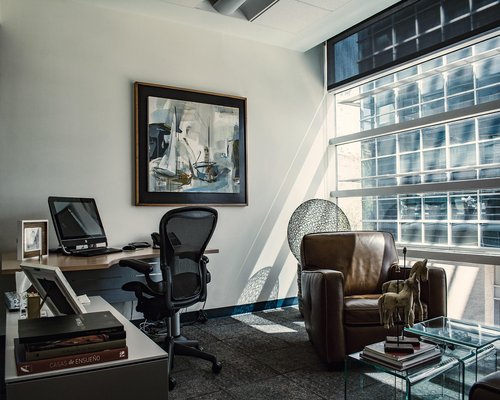 Botella de agua y snacks naturales en un escritorio de oficina