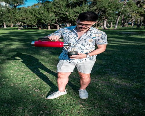 Mujer tomando una pausa en el parque cerca de su oficina
